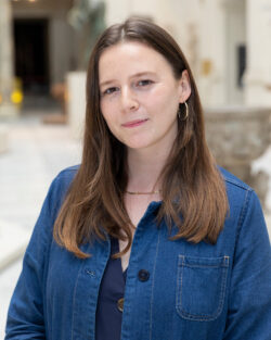 Portret van een vrouw met lang, bruin haar; ze draagt een jeanshemd