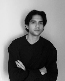 Zwart-wit portret van een jonge man in een zwarte sweater