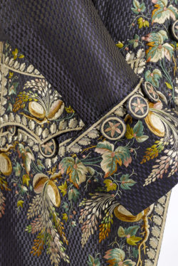 Détail d’un manteau d’homme du 18e siècle.