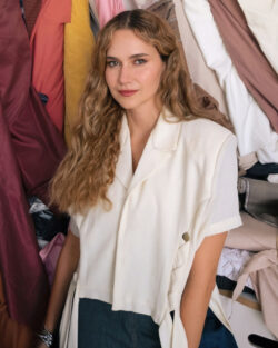 Portret van Reema in een witte blouse