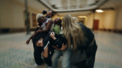Een groep jonge dansers beweegt in een kring