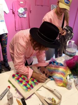 Sebastian Masuda signeert een tote bag