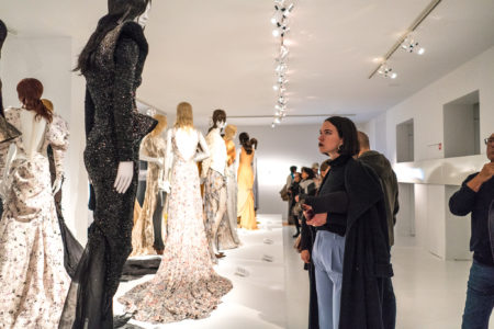 bezoekers staan voor enkele silhouetten