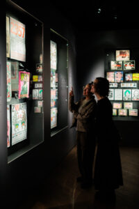 In het Modemuseum van Antwerpen bekijken twee vrouwen een collectie uitnodigingen van Walter Van Beirendonck.