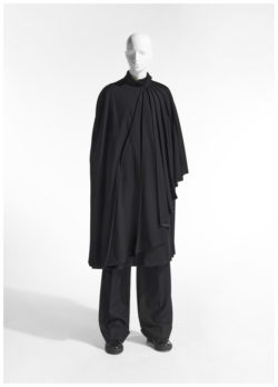 Mannequin in zwarte oversized poncho en pantalon