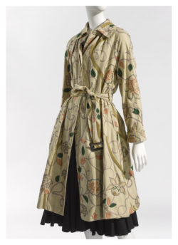 Mannequin in met bloemen geborduurde beige trenchcoat