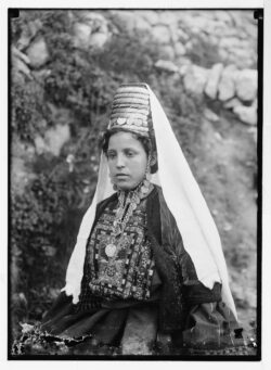 Getrouwde vrouw uit Bethlehem met hoed en sluier