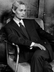 Amber Valletta in een pak, gefotografeerd door Craig McDean voor Interview Magazine, juli 2014