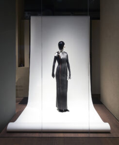 Vue de l&#039;exposition avec une silhouette de couture créée par Demna pour Balenciaga et issue de la collection du MoMu