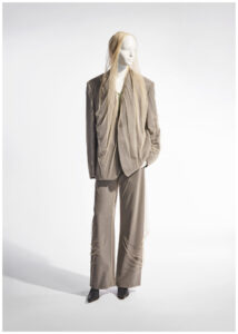 Silhouette composée d&#039;un blazer, d&#039;un pantalon et d&#039;un voile de Glenn Martens pour Y/Project, automne-hiver 2024-25