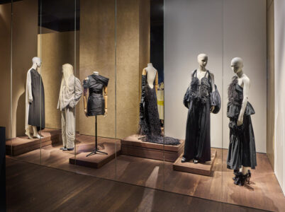 Vue de l&#039;exposition avec des silhouettes de mode de la collection du MoMu représentant le thème de savoir-faire