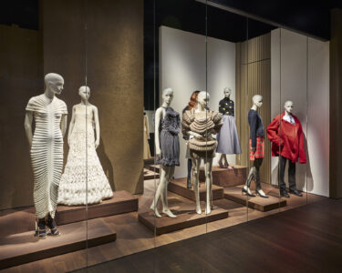 Ausstellungsansicht mit Modesilhouetten aus der MoMu-Sammlung zum Thema Handwerkskunst