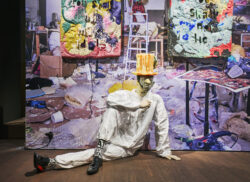 Installatie in een museum met mannequins, ontwerpen en kunstwerken van Walter Van Beirendonck en Folkert de Jong