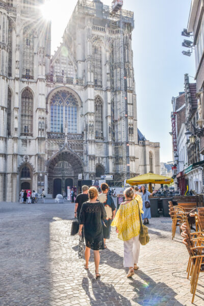 Vrouwen die voor de Kathedraal wandelen in Antwerpen