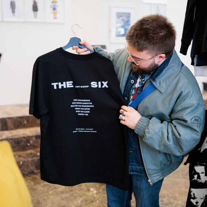 MoMu Antwerp THE ANTWERP SIX Tシャツ S MoMu Shop: Take the MoMu Vibe Home / MoMu - Fashion Museum Antwerp