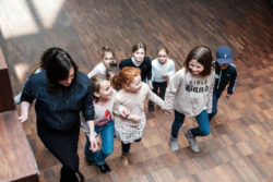 Children walking on the stairs together with a MoMu guide