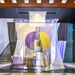 Scenografie met een kunstwerk in de tentoonstelling "Soft? Tactiele Dialogen".