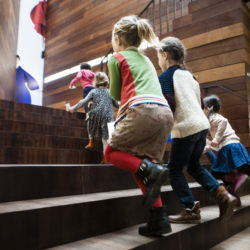 kinderen die de trap van MoMu oplopen